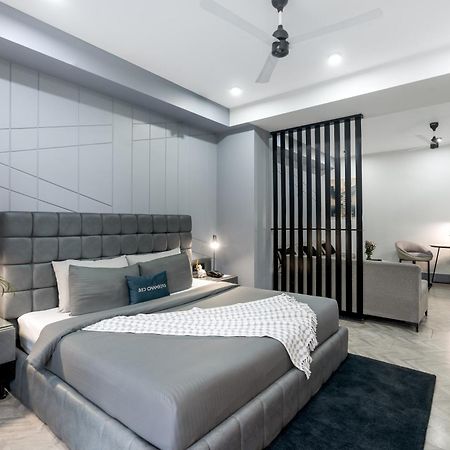 Bedchambers Serviced Apartments - Cyber City คูร์เคาน์ ภายนอก รูปภาพ