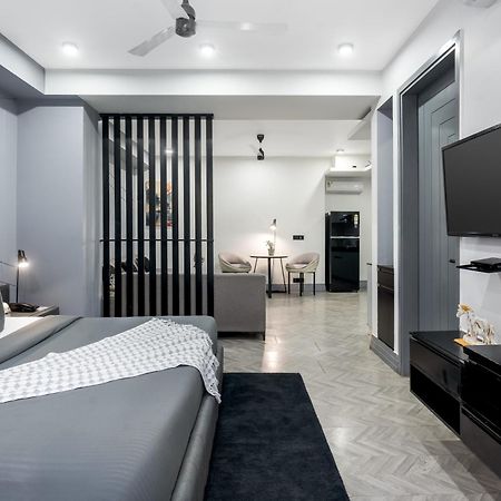 Bedchambers Serviced Apartments - Cyber City คูร์เคาน์ ภายนอก รูปภาพ