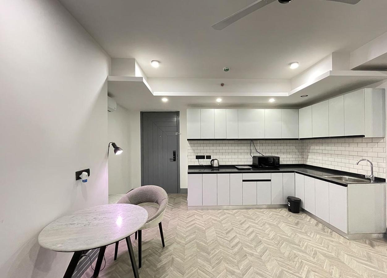 Bedchambers Serviced Apartments - Cyber City คูร์เคาน์ ภายนอก รูปภาพ