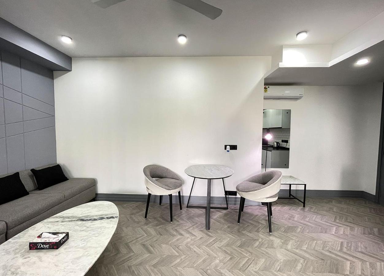Bedchambers Serviced Apartments - Cyber City คูร์เคาน์ ภายนอก รูปภาพ