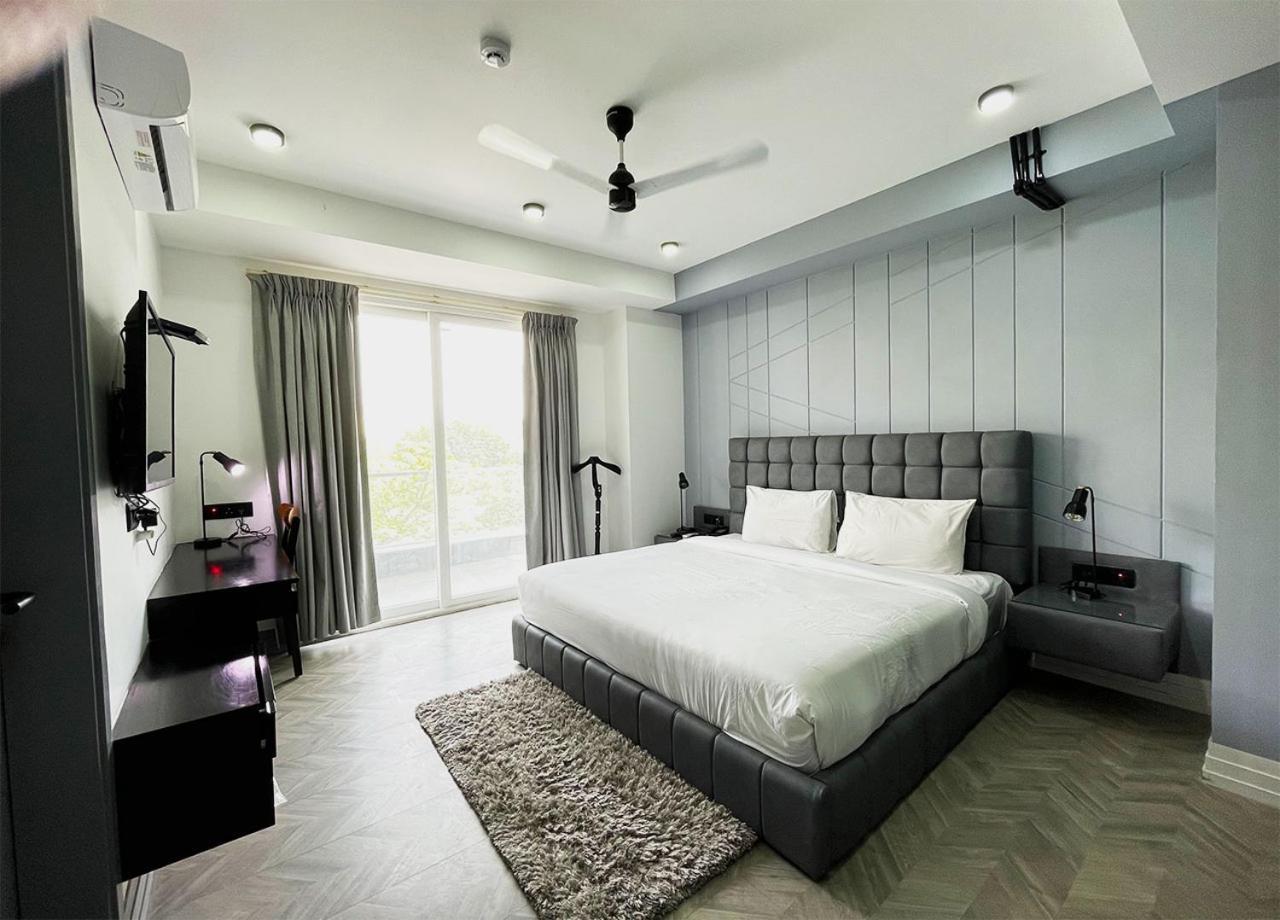 Bedchambers Serviced Apartments - Cyber City คูร์เคาน์ ภายนอก รูปภาพ