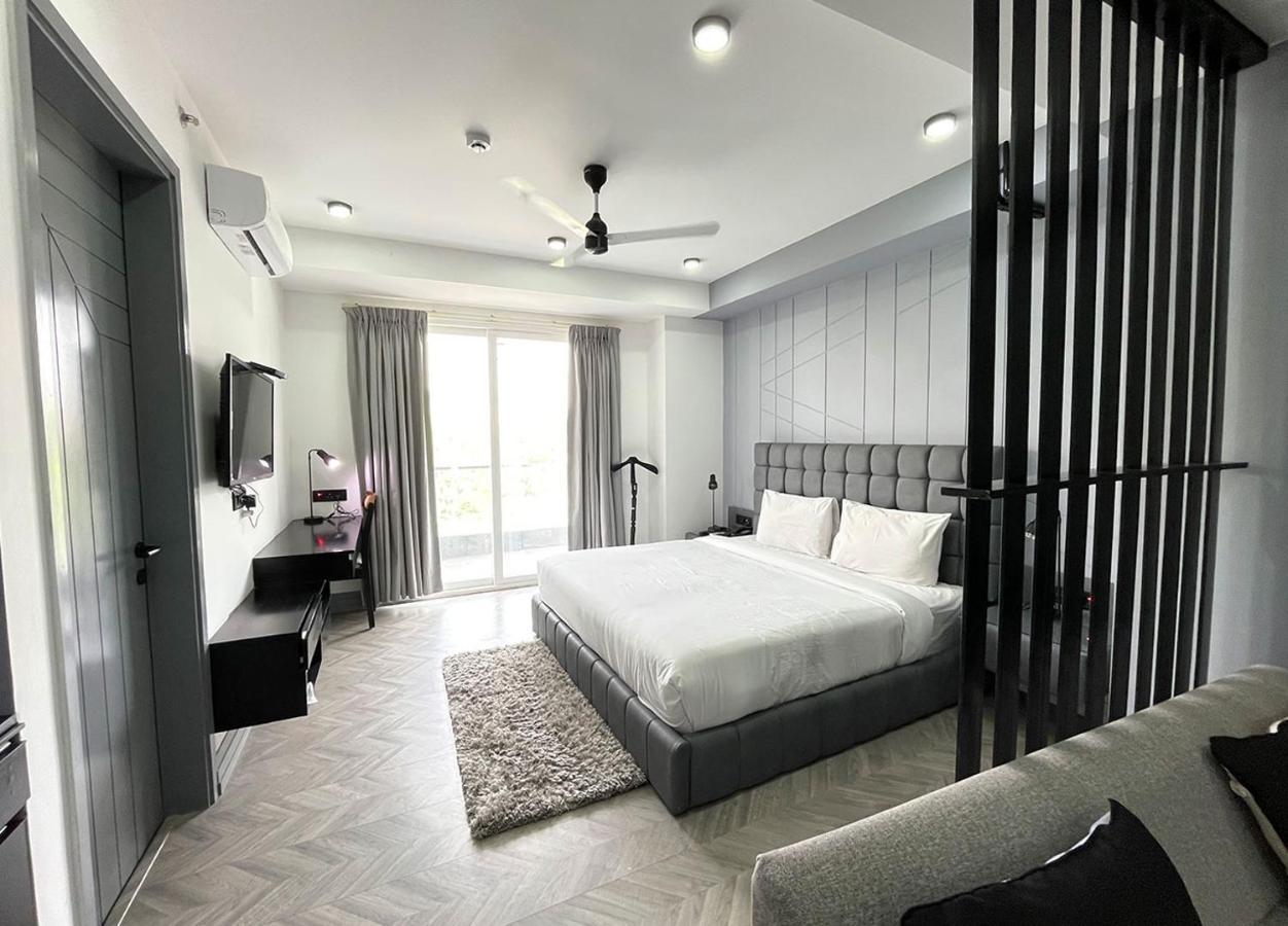 Bedchambers Serviced Apartments - Cyber City คูร์เคาน์ ภายนอก รูปภาพ