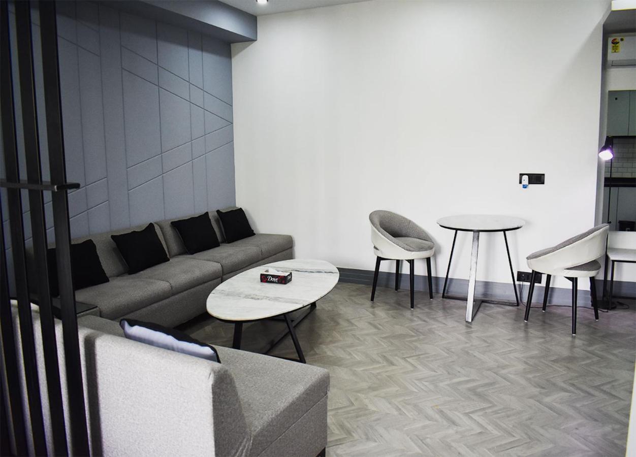 Bedchambers Serviced Apartments - Cyber City คูร์เคาน์ ภายนอก รูปภาพ