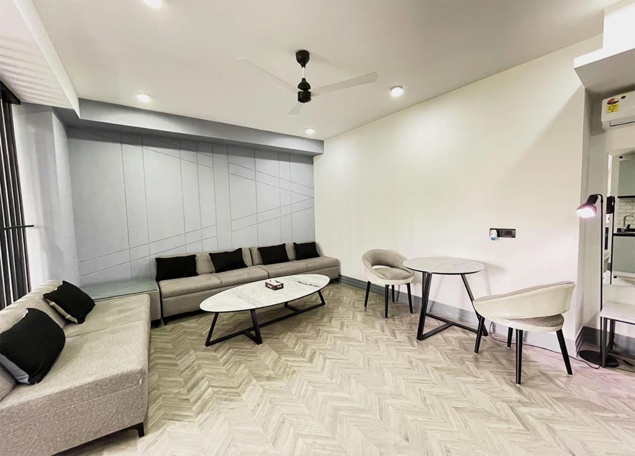 Bedchambers Serviced Apartments - Cyber City คูร์เคาน์ ภายนอก รูปภาพ