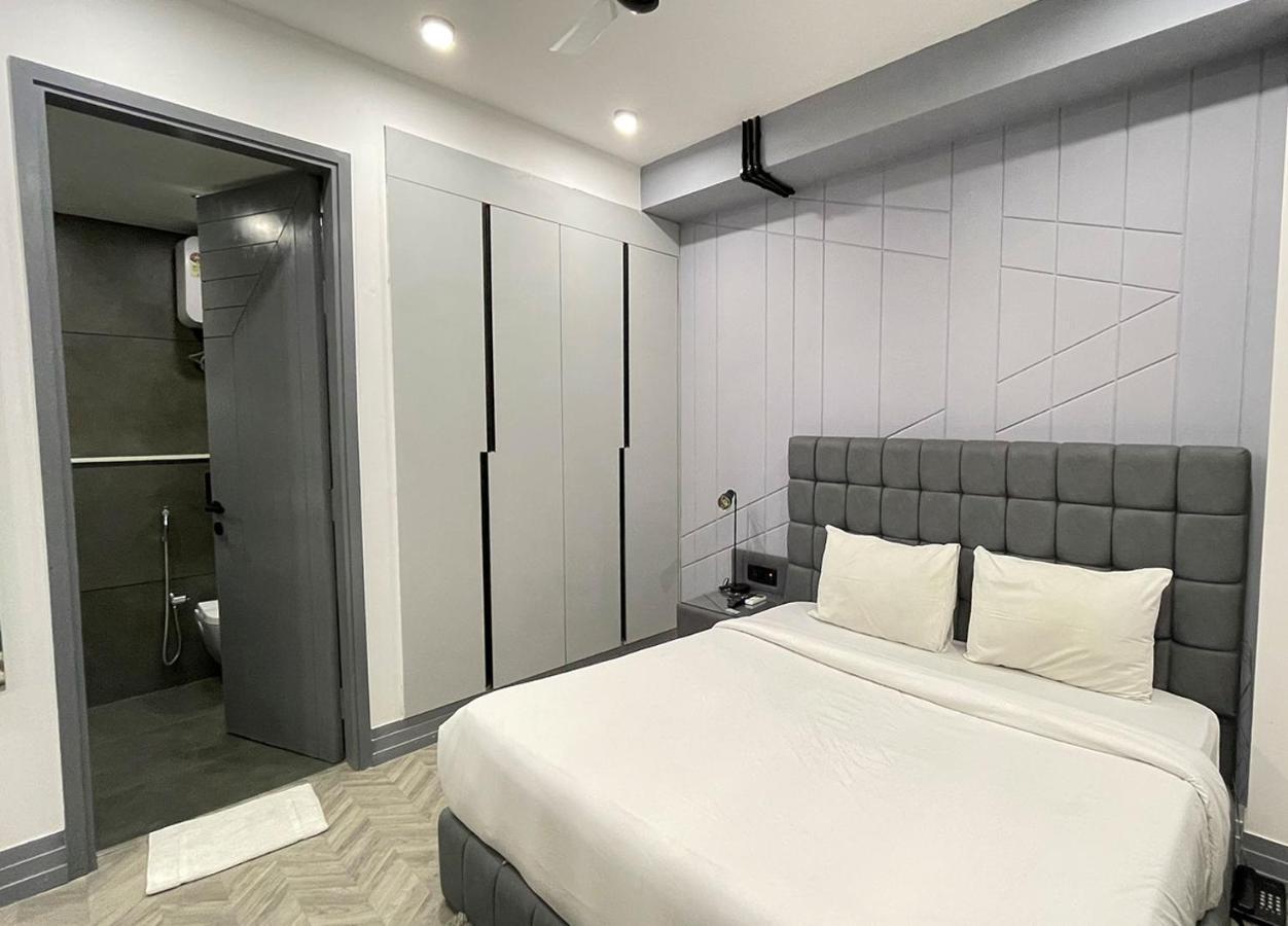 Bedchambers Serviced Apartments - Cyber City คูร์เคาน์ ภายนอก รูปภาพ