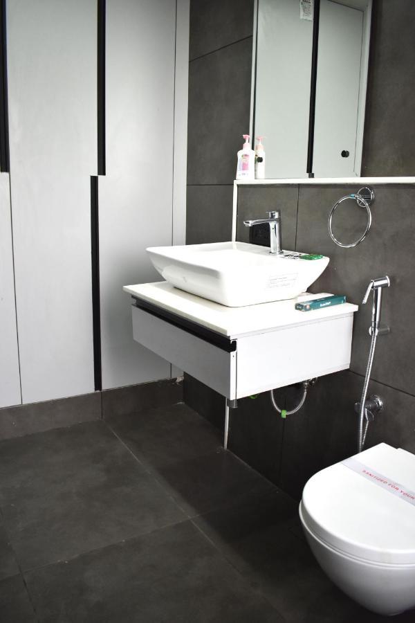 Bedchambers Serviced Apartments - Cyber City คูร์เคาน์ ภายนอก รูปภาพ