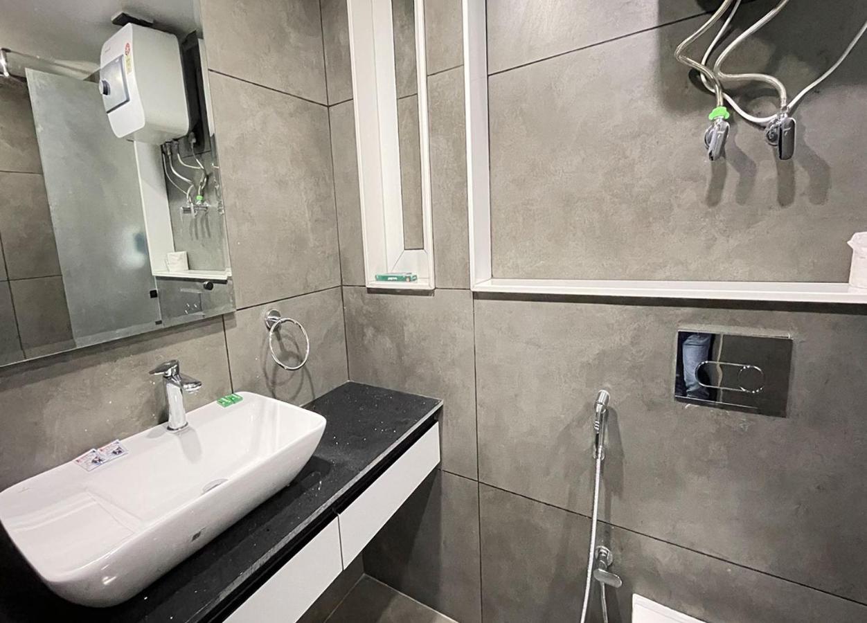 Bedchambers Serviced Apartments - Cyber City คูร์เคาน์ ภายนอก รูปภาพ