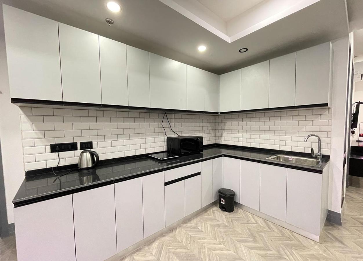 Bedchambers Serviced Apartments - Cyber City คูร์เคาน์ ภายนอก รูปภาพ