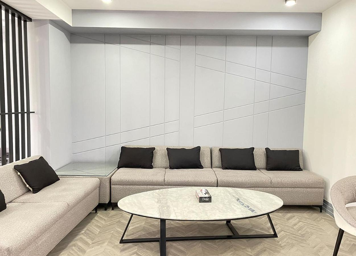 Bedchambers Serviced Apartments - Cyber City คูร์เคาน์ ภายนอก รูปภาพ