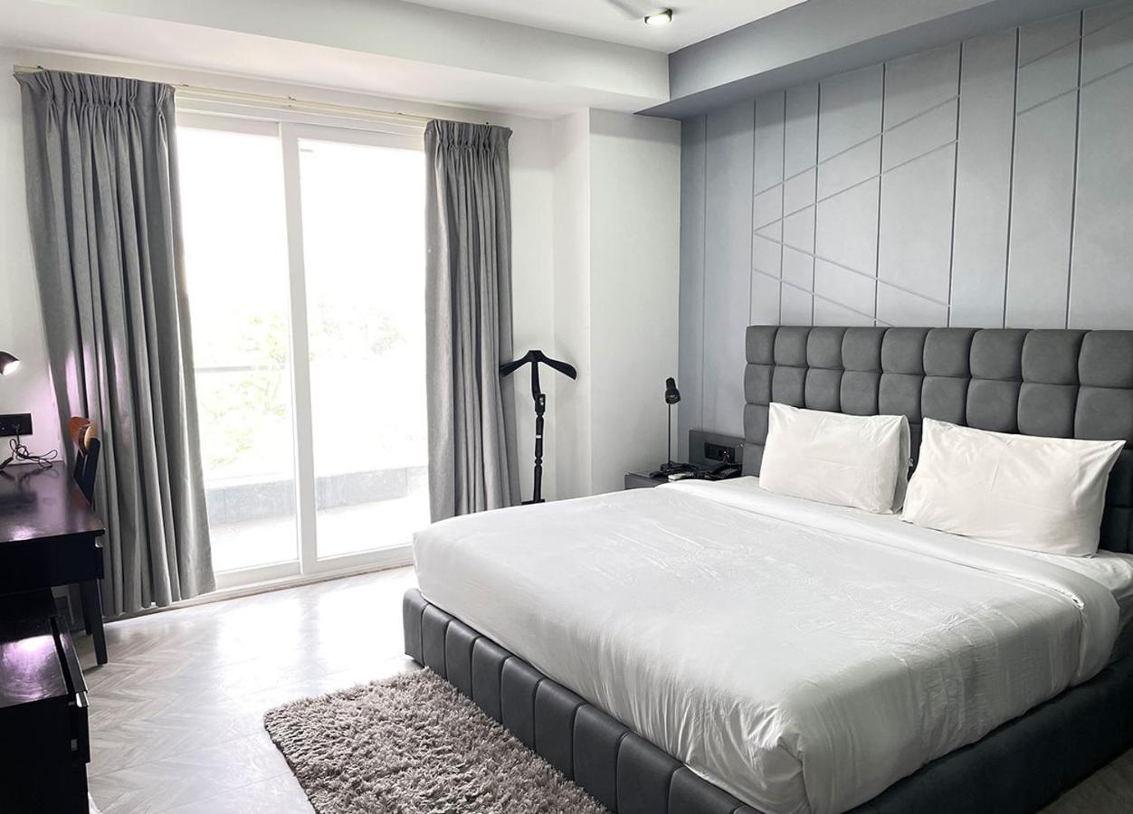 Bedchambers Serviced Apartments - Cyber City คูร์เคาน์ ภายนอก รูปภาพ