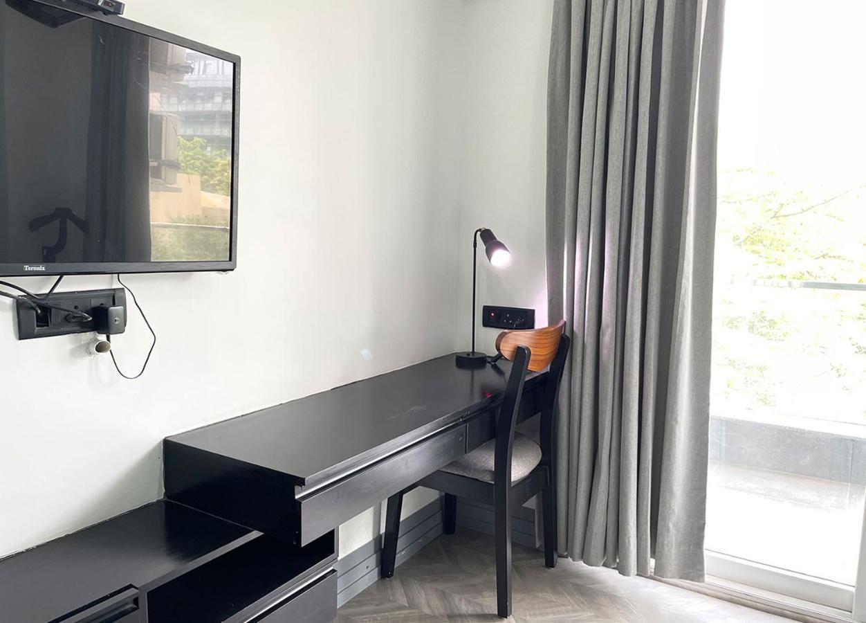 Bedchambers Serviced Apartments - Cyber City คูร์เคาน์ ภายนอก รูปภาพ