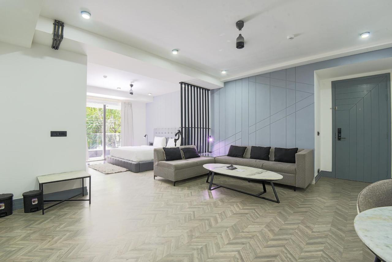 Bedchambers Serviced Apartments - Cyber City คูร์เคาน์ ภายนอก รูปภาพ
