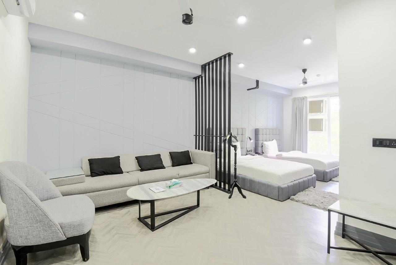 Bedchambers Serviced Apartments - Cyber City คูร์เคาน์ ภายนอก รูปภาพ