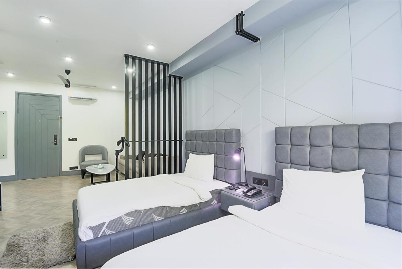 Bedchambers Serviced Apartments - Cyber City คูร์เคาน์ ภายนอก รูปภาพ