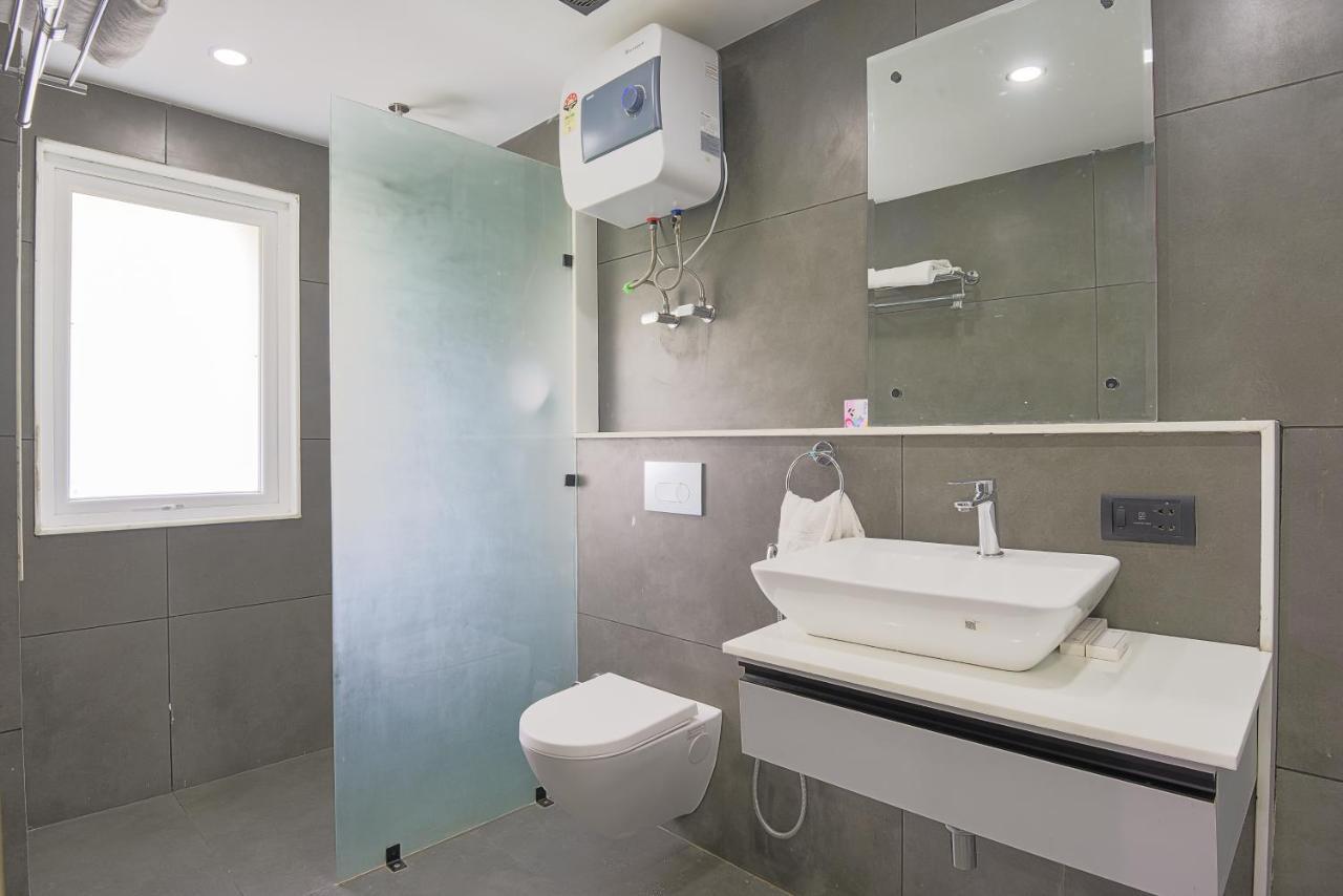 Bedchambers Serviced Apartments - Cyber City คูร์เคาน์ ภายนอก รูปภาพ
