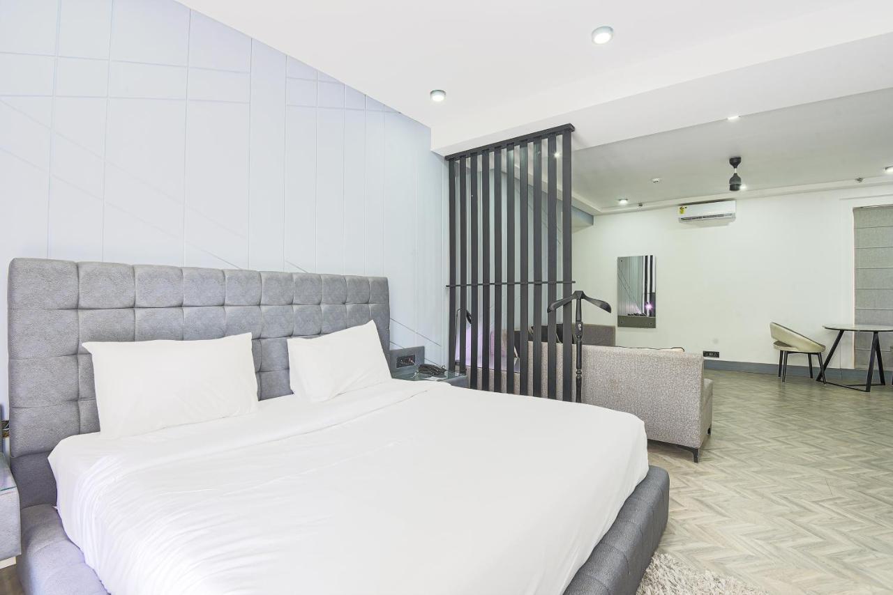 Bedchambers Serviced Apartments - Cyber City คูร์เคาน์ ภายนอก รูปภาพ