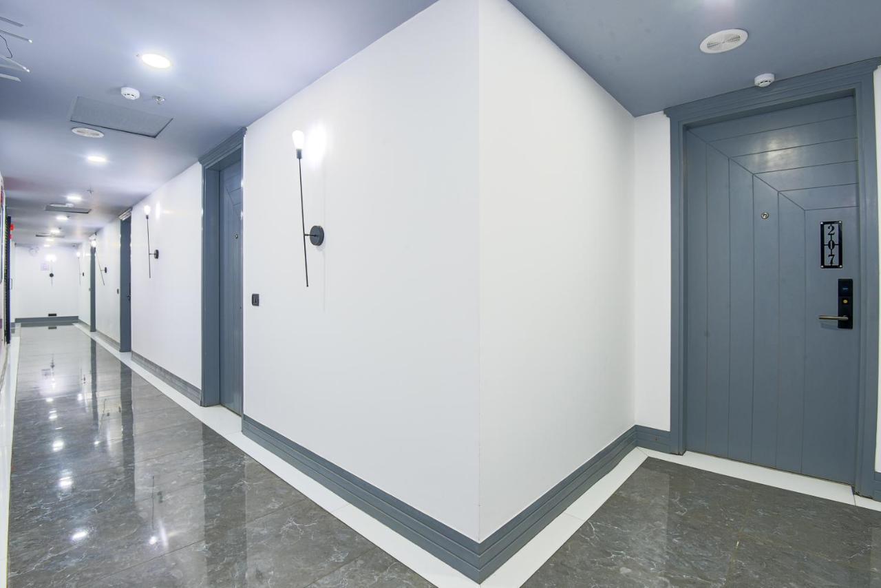 Bedchambers Serviced Apartments - Cyber City คูร์เคาน์ ภายนอก รูปภาพ