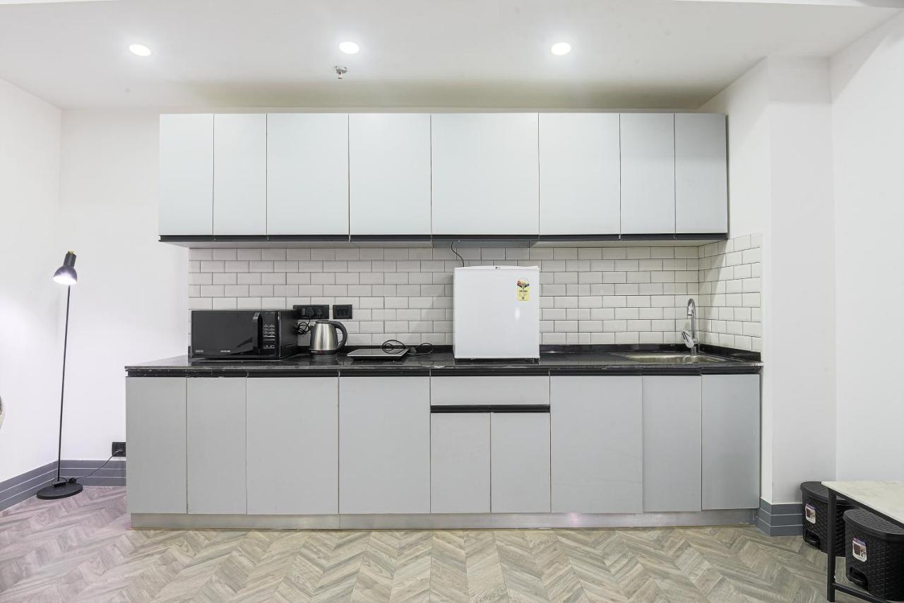 Bedchambers Serviced Apartments - Cyber City คูร์เคาน์ ภายนอก รูปภาพ