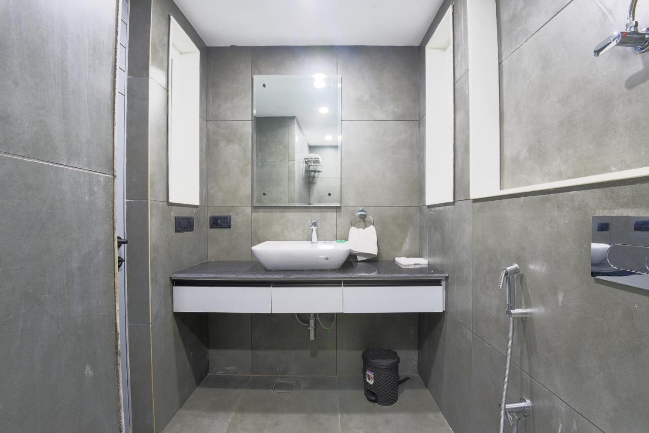 Bedchambers Serviced Apartments - Cyber City คูร์เคาน์ ภายนอก รูปภาพ