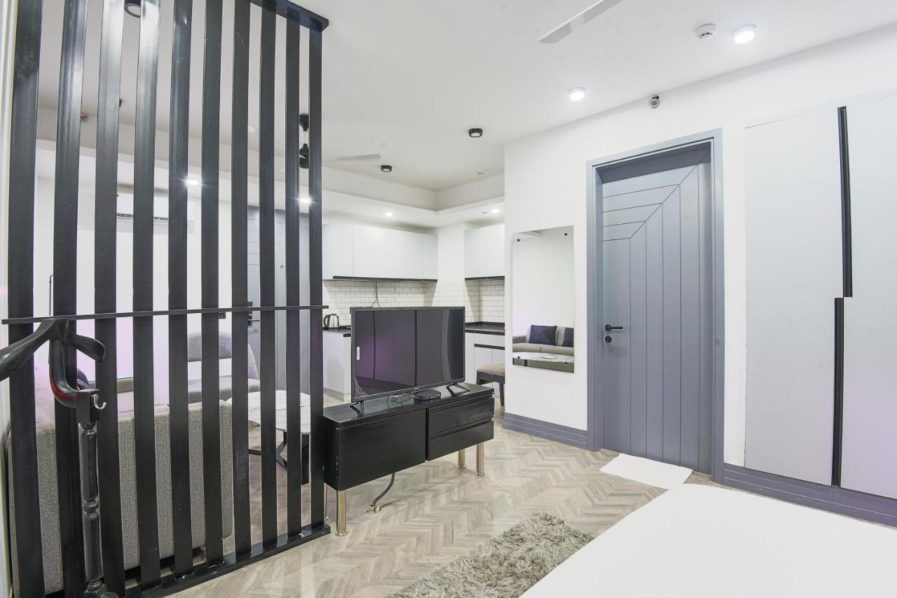 Bedchambers Serviced Apartments - Cyber City คูร์เคาน์ ภายนอก รูปภาพ