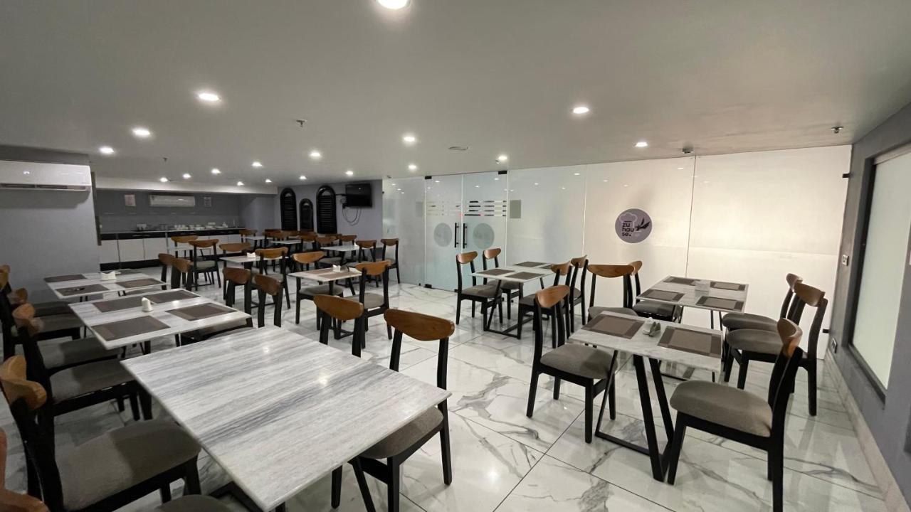 Bedchambers Serviced Apartments - Cyber City คูร์เคาน์ ภายนอก รูปภาพ