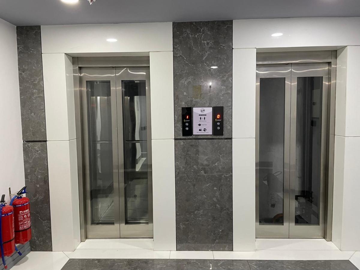 Bedchambers Serviced Apartments - Cyber City คูร์เคาน์ ภายนอก รูปภาพ