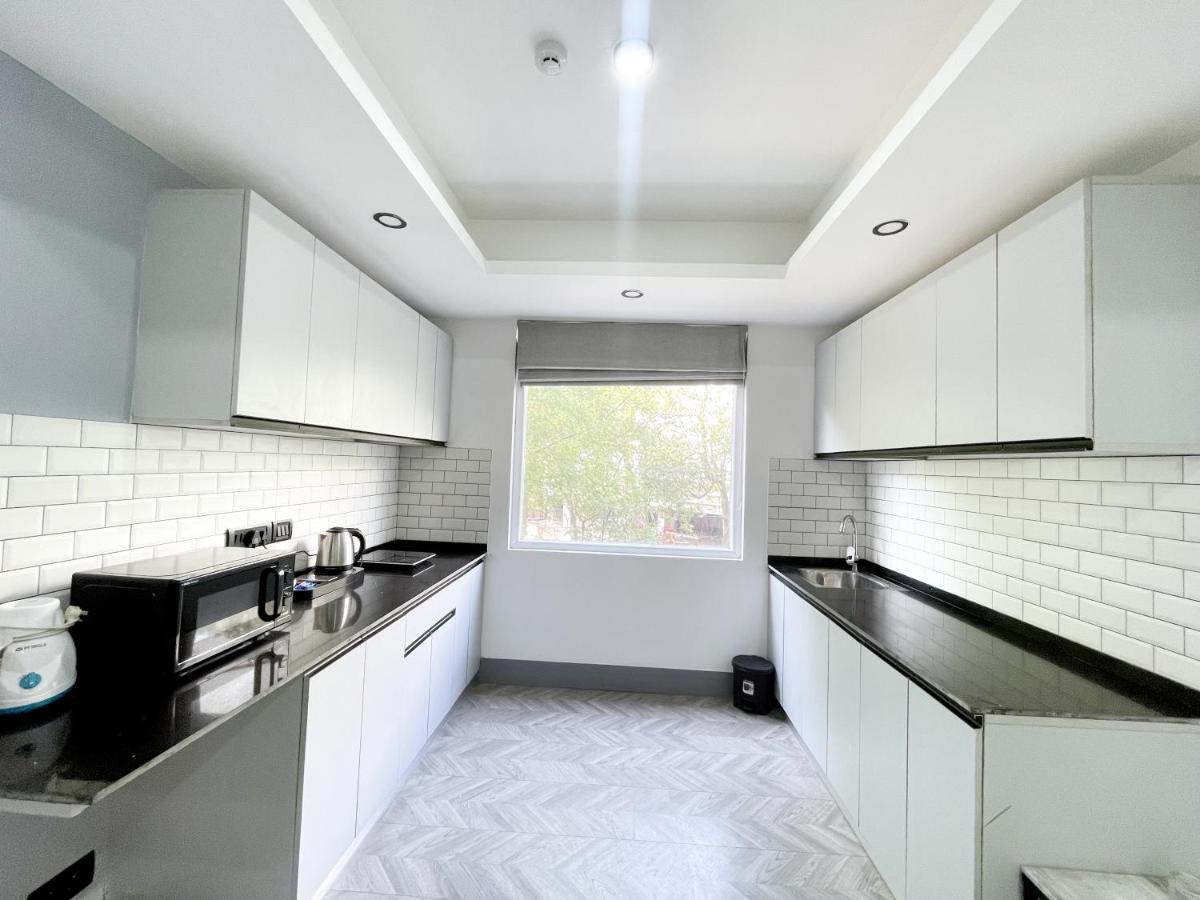 Bedchambers Serviced Apartments - Cyber City คูร์เคาน์ ภายนอก รูปภาพ