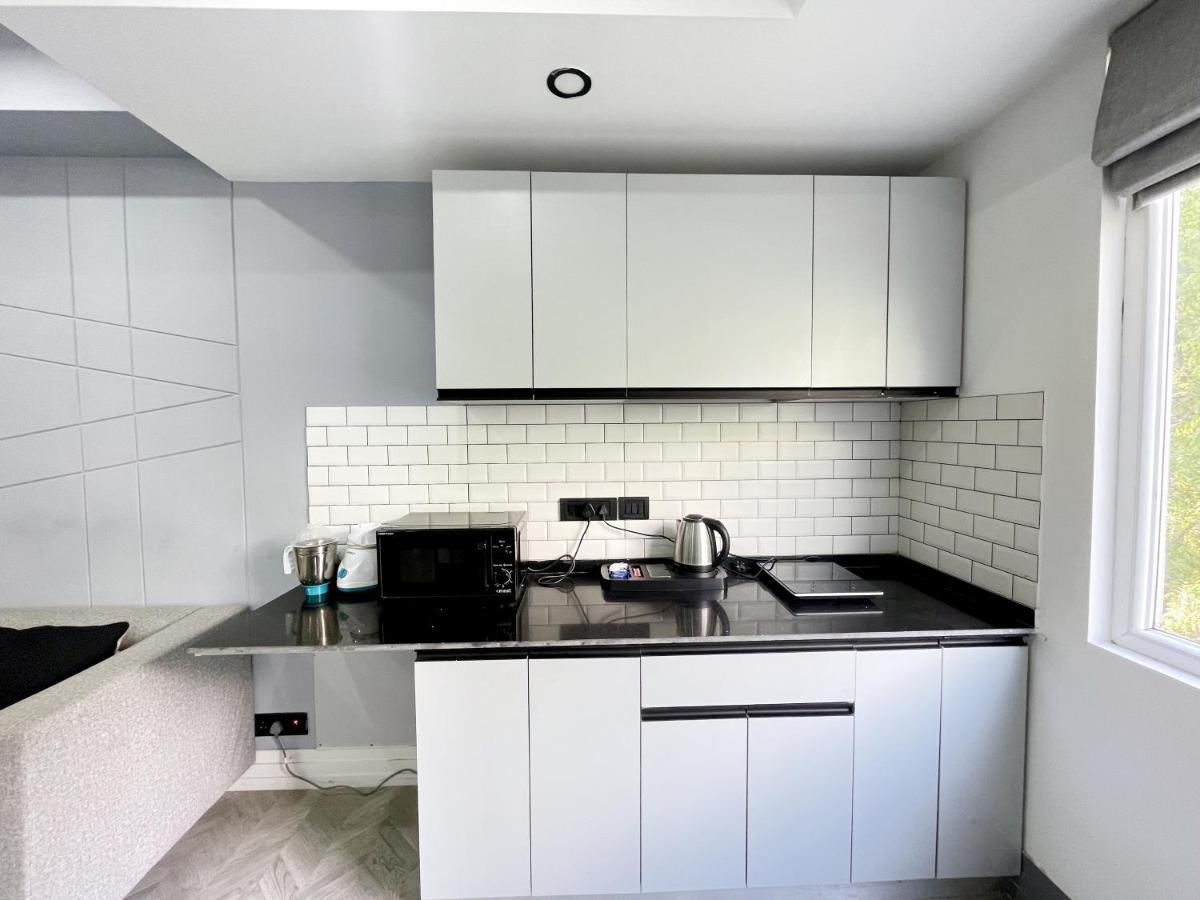 Bedchambers Serviced Apartments - Cyber City คูร์เคาน์ ภายนอก รูปภาพ