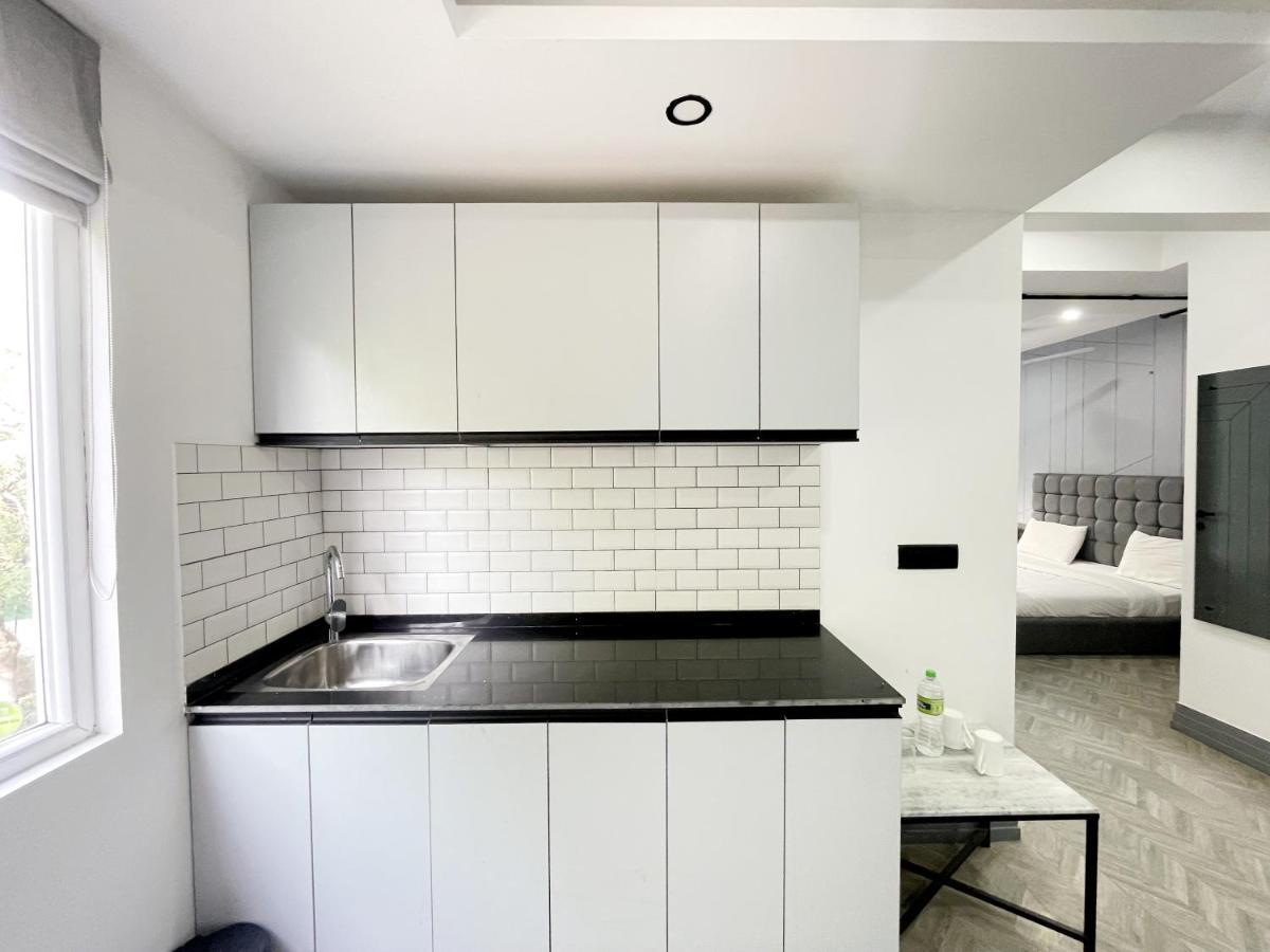 Bedchambers Serviced Apartments - Cyber City คูร์เคาน์ ภายนอก รูปภาพ