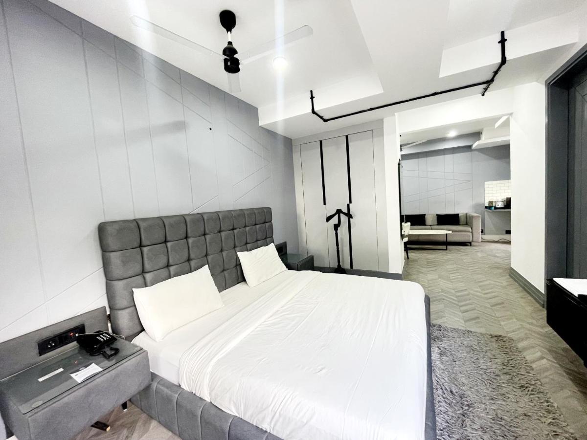 Bedchambers Serviced Apartments - Cyber City คูร์เคาน์ ภายนอก รูปภาพ