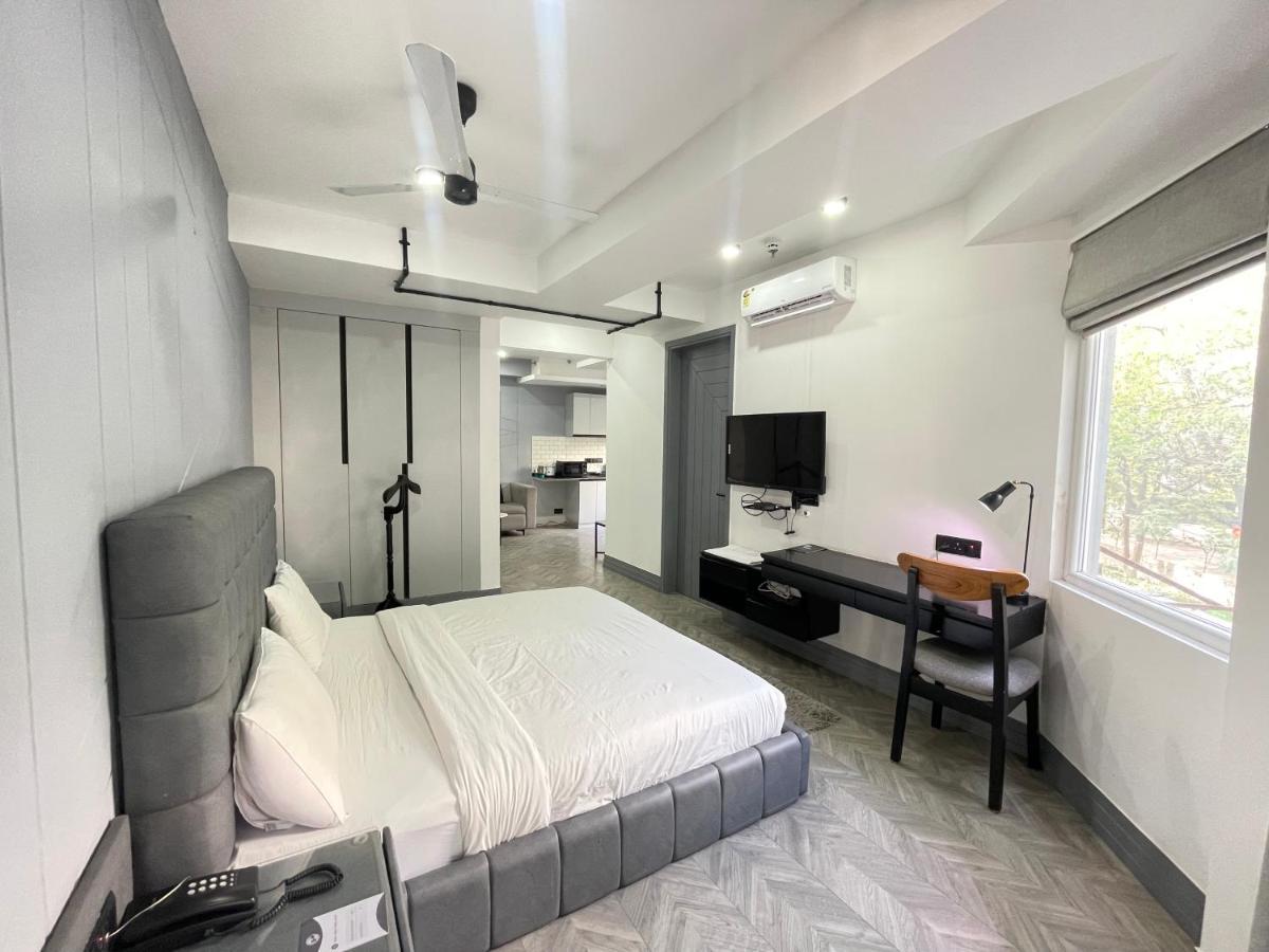 Bedchambers Serviced Apartments - Cyber City คูร์เคาน์ ภายนอก รูปภาพ