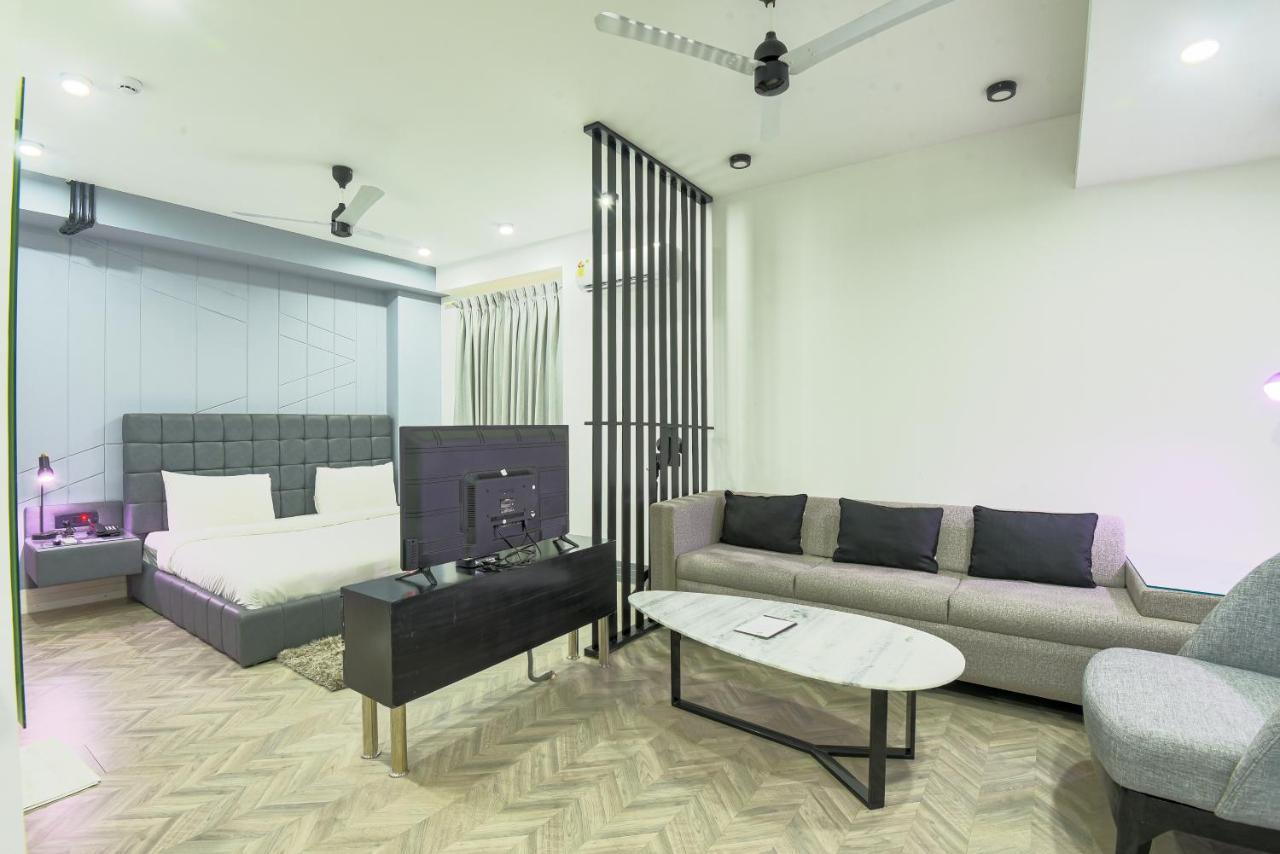 Bedchambers Serviced Apartments - Cyber City คูร์เคาน์ ภายนอก รูปภาพ