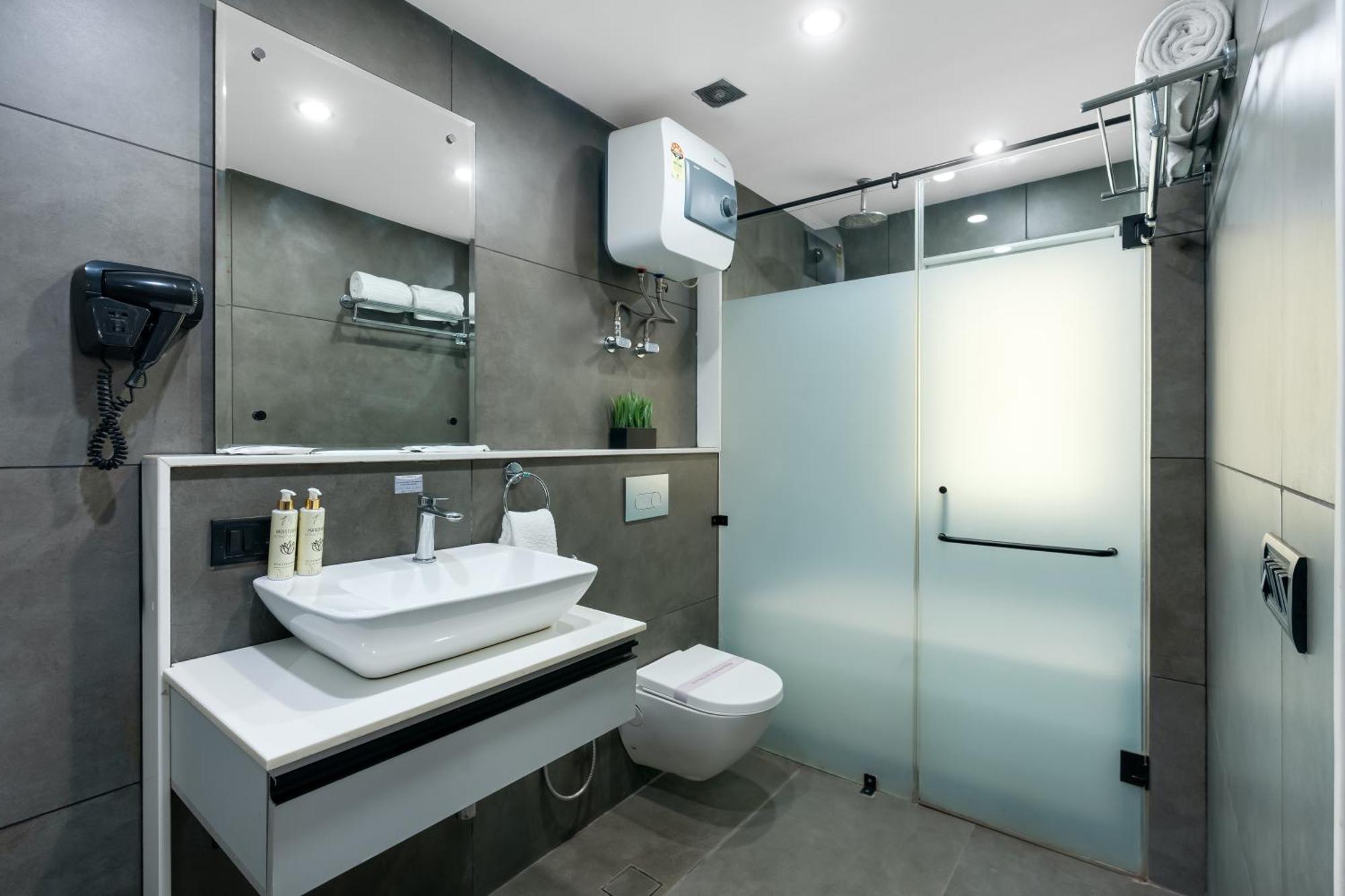 Bedchambers Serviced Apartments - Cyber City คูร์เคาน์ ภายนอก รูปภาพ