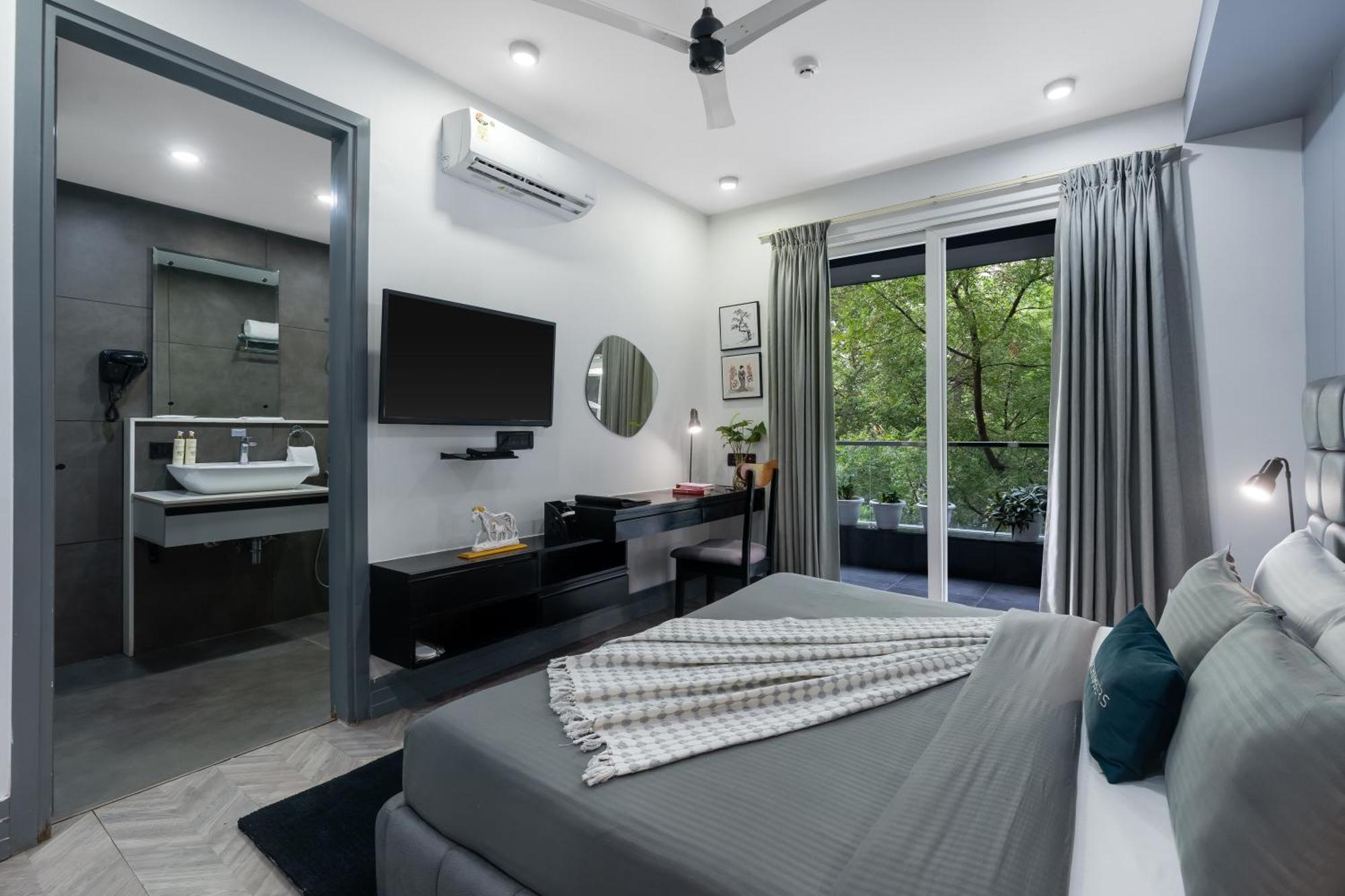 Bedchambers Serviced Apartments - Cyber City คูร์เคาน์ ภายนอก รูปภาพ