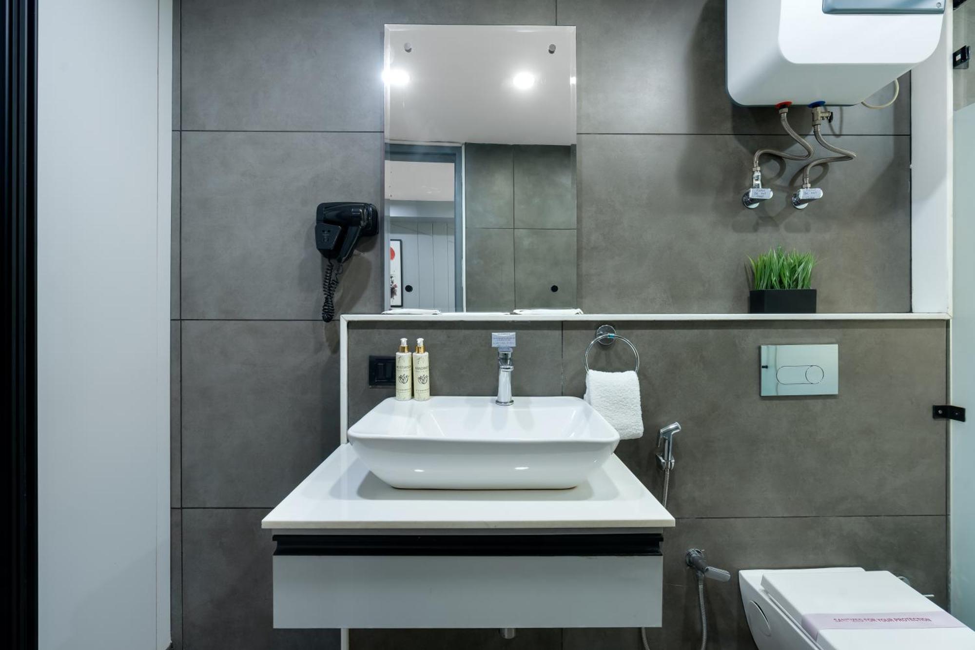 Bedchambers Serviced Apartments - Cyber City คูร์เคาน์ ภายนอก รูปภาพ