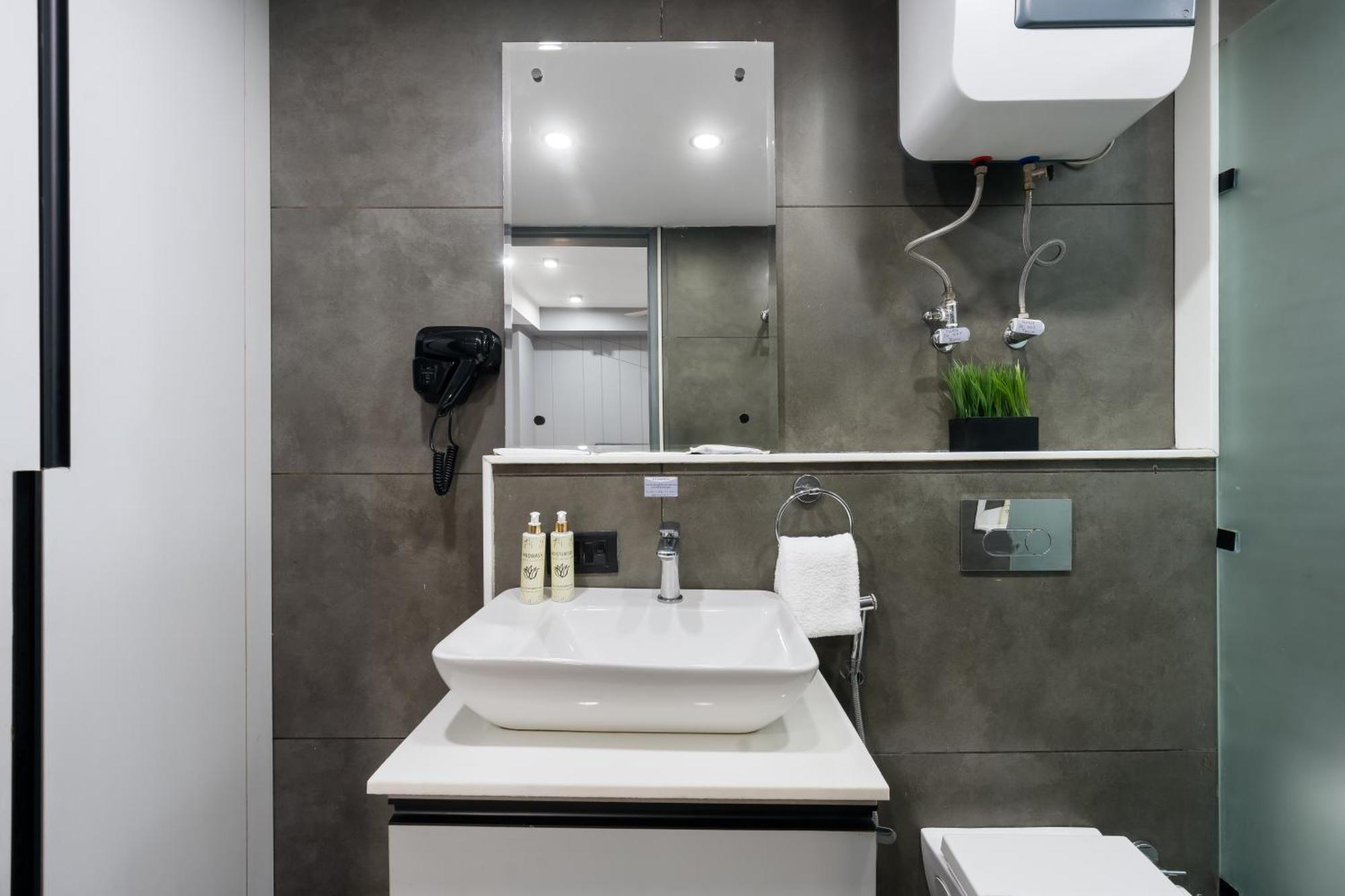 Bedchambers Serviced Apartments - Cyber City คูร์เคาน์ ภายนอก รูปภาพ