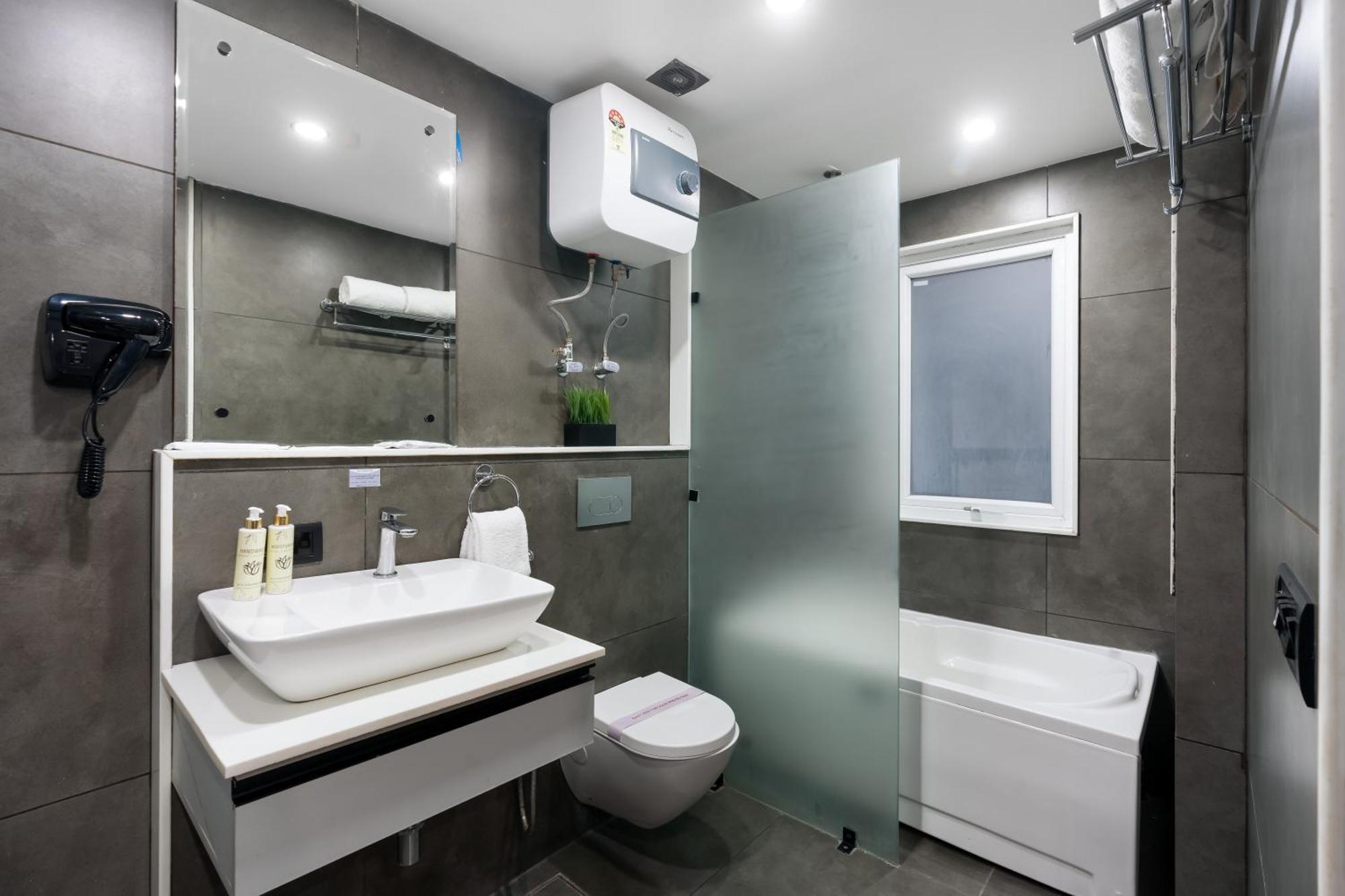 Bedchambers Serviced Apartments - Cyber City คูร์เคาน์ ภายนอก รูปภาพ