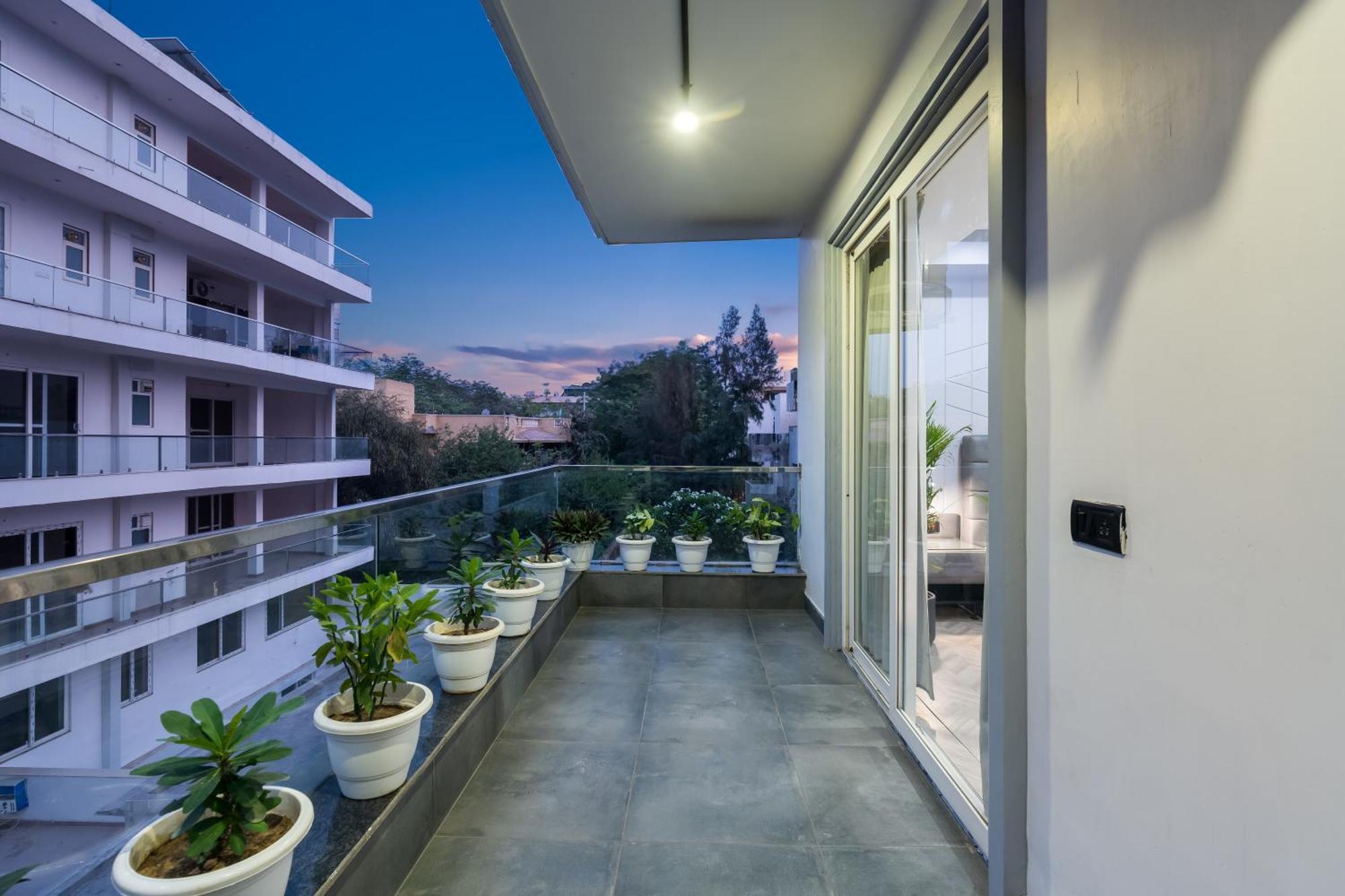 Bedchambers Serviced Apartments - Cyber City คูร์เคาน์ ภายนอก รูปภาพ