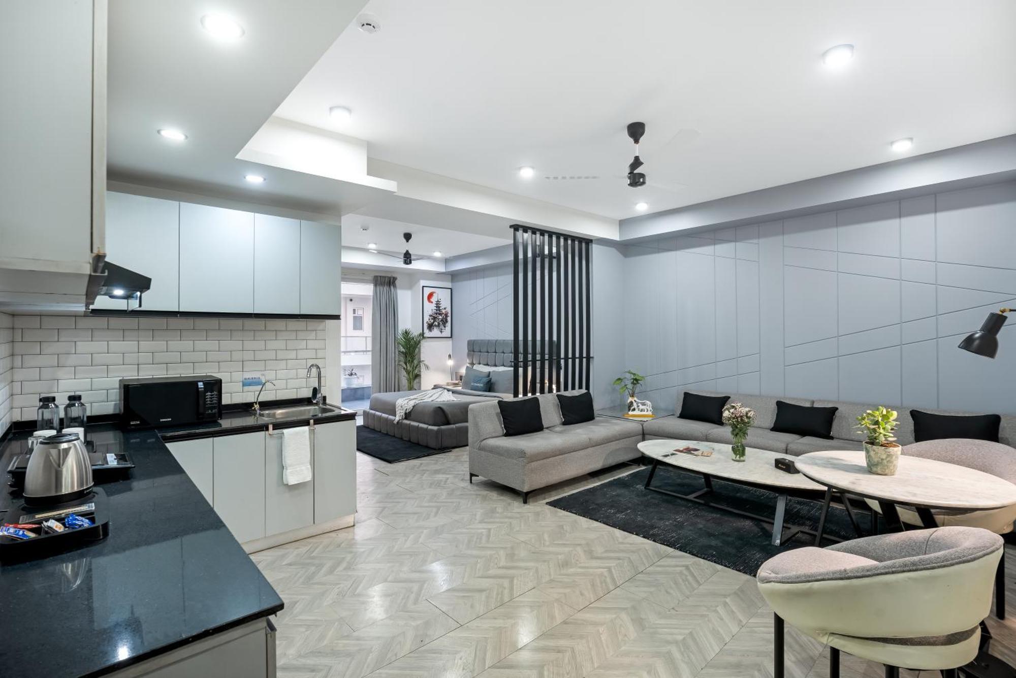 Bedchambers Serviced Apartments - Cyber City คูร์เคาน์ ภายนอก รูปภาพ