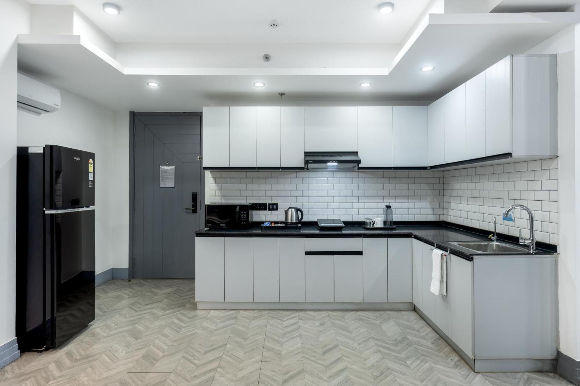 Bedchambers Serviced Apartments - Cyber City คูร์เคาน์ ภายนอก รูปภาพ