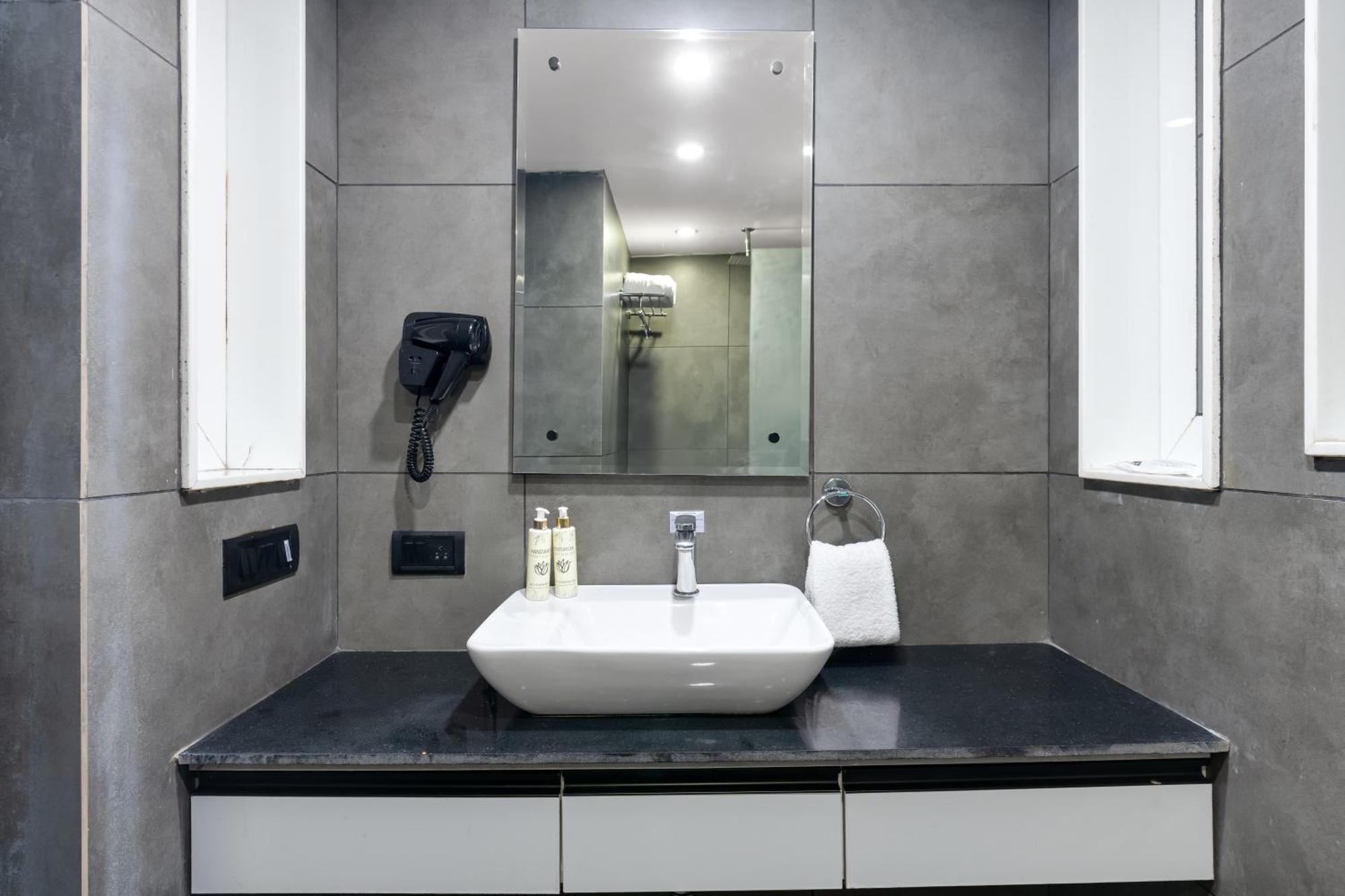 Bedchambers Serviced Apartments - Cyber City คูร์เคาน์ ภายนอก รูปภาพ