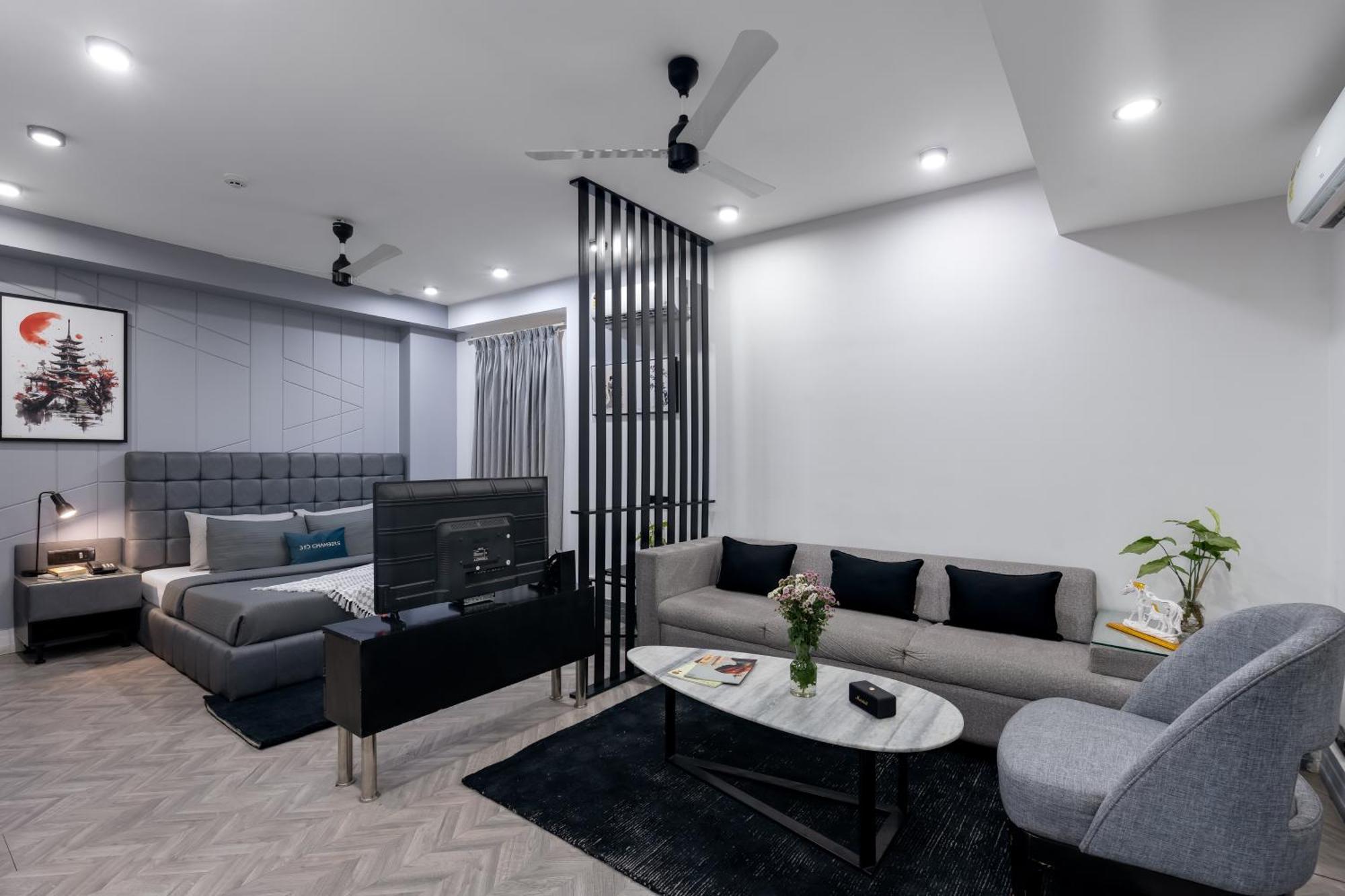 Bedchambers Serviced Apartments - Cyber City คูร์เคาน์ ภายนอก รูปภาพ