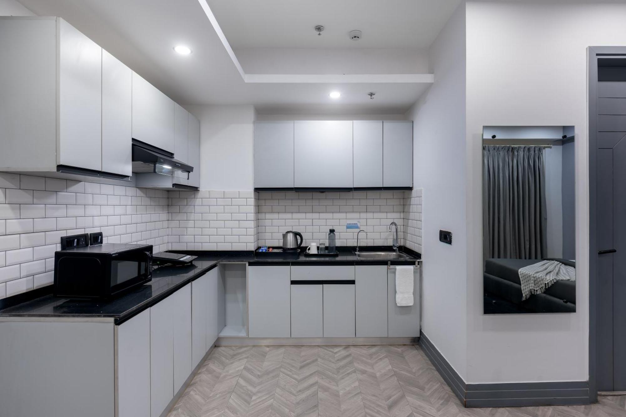 Bedchambers Serviced Apartments - Cyber City คูร์เคาน์ ภายนอก รูปภาพ