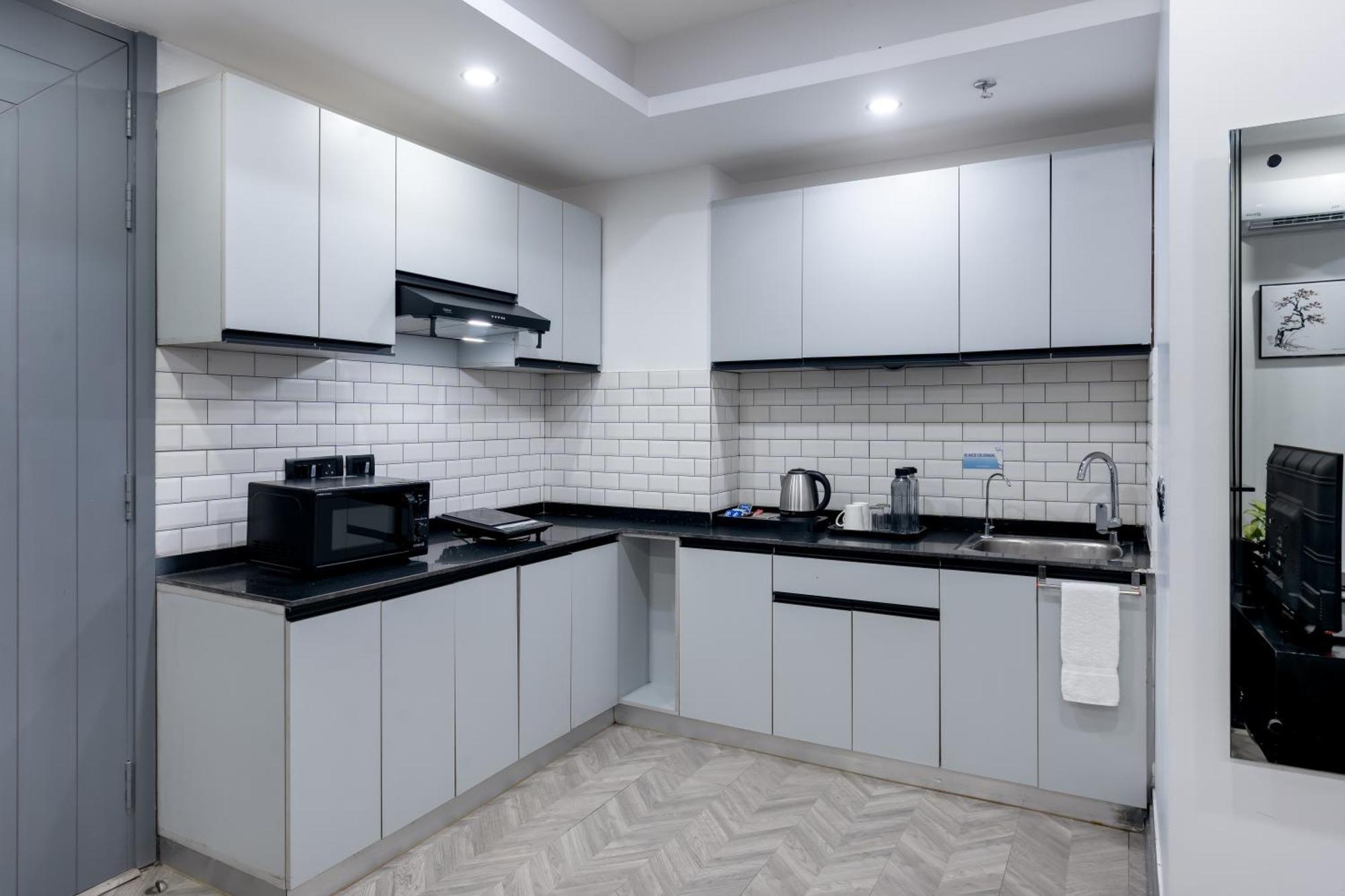 Bedchambers Serviced Apartments - Cyber City คูร์เคาน์ ภายนอก รูปภาพ